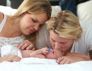 22-06-2013 SHOWBIZZ; THOMAS BERGE EN MYRTHE MYLIUS ZIJN DOLGELUKKIG MET HUN ZOON JACK. Thomas en Myrthe voelen samen de nieuwe liefde in hun leven JACK. Hun pas geboren zoon JACK is het middelpunt van aandacht en liefde in hun prachtige woning in LOSSER, wat inmiddels wel te koop staat. Het overgelukkige paar wil zich gaan vestigen in het GOOI, dit is namelijk veel makkelijker ivm de lange reistijden van en naar LOSSER.
foto: Albert den Iseger