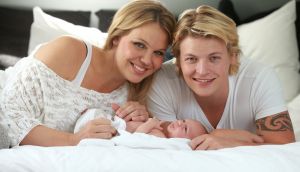 22-06-2013 SHOWBIZZ; THOMAS BERGE EN MYRTHE MYLIUS ZIJN DOLGELUKKIG MET HUN ZOON JACK. Thomas en Myrthe voelen samen de nieuwe liefde in hun leven JACK. Hun pas geboren zoon JACK is het middelpunt van aandacht en liefde in hun prachtige woning in LOSSER, wat inmiddels wel te koop staat. Het overgelukkige paar wil zich gaan vestigen in het GOOI, dit is namelijk veel makkelijker ivm de lange reistijden van en naar LOSSER.
foto: Albert den Iseger