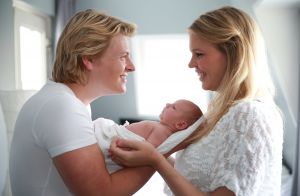 22-06-2013 SHOWBIZZ; THOMAS BERGE EN MYRTHE MYLIUS ZIJN DOLGELUKKIG MET HUN ZOON JACK. Thomas en Myrthe voelen samen de nieuwe liefde in hun leven JACK. Hun pas geboren zoon JACK is het middelpunt van aandacht en liefde in hun prachtige woning in LOSSER, wat inmiddels wel te koop staat. Het overgelukkige paar wil zich gaan vestigen in het GOOI, dit is namelijk veel makkelijker ivm de lange reistijden van en naar LOSSER.
foto: Albert den Iseger