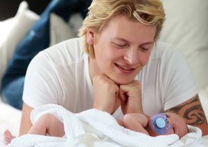 22-06-2013 SHOWBIZZ; THOMAS BERGE EN MYRTHE MYLIUS ZIJN DOLGELUKKIG MET HUN ZOON JACK. Thomas en Myrthe voelen samen de nieuwe liefde in hun leven JACK. Hun pas geboren zoon JACK is het middelpunt van aandacht en liefde in hun prachtige woning in LOSSER, wat inmiddels wel te koop staat. Het overgelukkige paar wil zich gaan vestigen in het GOOI, dit is namelijk veel makkelijker ivm de lange reistijden van en naar LOSSER.
foto: Albert den Iseger