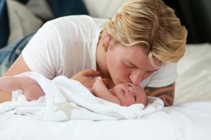 22-06-2013 SHOWBIZZ; THOMAS BERGE EN MYRTHE MYLIUS ZIJN DOLGELUKKIG MET HUN ZOON JACK. Thomas en Myrthe voelen samen de nieuwe liefde in hun leven JACK. Hun pas geboren zoon JACK is het middelpunt van aandacht en liefde in hun prachtige woning in LOSSER, wat inmiddels wel te koop staat. Het overgelukkige paar wil zich gaan vestigen in het GOOI, dit is namelijk veel makkelijker ivm de lange reistijden van en naar LOSSER.
foto: Albert den Iseger
