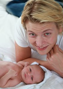 22-06-2013 SHOWBIZZ; THOMAS BERGE EN MYRTHE MYLIUS ZIJN DOLGELUKKIG MET HUN ZOON JACK. Thomas en Myrthe voelen samen de nieuwe liefde in hun leven JACK. Hun pas geboren zoon JACK is het middelpunt van aandacht en liefde in hun prachtige woning in LOSSER, wat inmiddels wel te koop staat. Het overgelukkige paar wil zich gaan vestigen in het GOOI, dit is namelijk veel makkelijker ivm de lange reistijden van en naar LOSSER.
foto: Albert den Iseger
