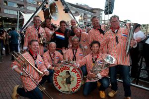 11-06-2014 SHOWBIZZ; TROS MUZIEKFEEST OP HET PLEIN IN AMSTELVEEN. Het was een grote verrassing voor iedereen dat JOHNNY DE MOL JR. kwam optreden met Jan Smit. Johnny kreeg van Jan na het optreden een Gouden Award uitgereikt voor hun gezamenlijk WK hit.
foto: Albert den Iseger
