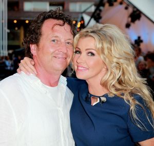 11-06-2014 SHOWBIZZ; TROS MUZIEKFEEST OP HET PLEIN IN AMSTELVEEN. Het was een grote verrassing voor iedereen dat JOHNNY DE MOL JR. kwam optreden met Jan Smit. Johnny kreeg van Jan na het optreden een Gouden Award uitgereikt voor hun gezamenlijk WK hit.
foto: Albert den Iseger