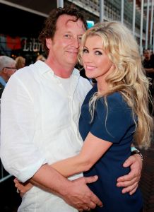11-06-2014 SHOWBIZZ; TROS MUZIEKFEEST OP HET PLEIN IN AMSTELVEEN. Het was een grote verrassing voor iedereen dat JOHNNY DE MOL JR. kwam optreden met Jan Smit. Johnny kreeg van Jan na het optreden een Gouden Award uitgereikt voor hun gezamenlijk WK hit.
foto: Albert den Iseger