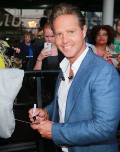 11-06-2014 SHOWBIZZ; TROS MUZIEKFEEST OP HET PLEIN IN AMSTELVEEN. Het was een grote verrassing voor iedereen dat JOHNNY DE MOL JR. kwam optreden met Jan Smit. Johnny kreeg van Jan na het optreden een Gouden Award uitgereikt voor hun gezamenlijk WK hit.
foto: Albert den Iseger