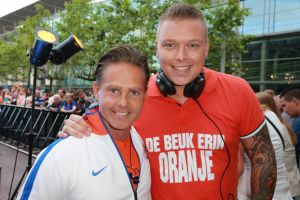 11-06-2014 SHOWBIZZ; TROS MUZIEKFEEST OP HET PLEIN IN AMSTELVEEN. Het was een grote verrassing voor iedereen dat JOHNNY DE MOL JR. kwam optreden met Jan Smit. Johnny kreeg van Jan na het optreden een Gouden Award uitgereikt voor hun gezamenlijk WK hit.
foto: Albert den Iseger