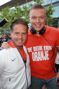11-06-2014 SHOWBIZZ; TROS MUZIEKFEEST OP HET PLEIN IN AMSTELVEEN. Het was een grote verrassing voor iedereen dat JOHNNY DE MOL JR. kwam optreden met Jan Smit. Johnny kreeg van Jan na het optreden een Gouden Award uitgereikt voor hun gezamenlijk WK hit.
foto: Albert den Iseger