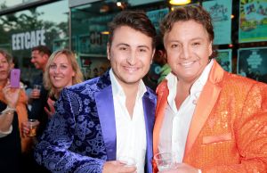 11-06-2014 SHOWBIZZ; TROS MUZIEKFEEST OP HET PLEIN IN AMSTELVEEN. Het was een grote verrassing voor iedereen dat JOHNNY DE MOL JR. kwam optreden met Jan Smit. Johnny kreeg van Jan na het optreden een Gouden Award uitgereikt voor hun gezamenlijk WK hit.
foto: Albert den Iseger