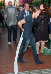 11-06-2014 SHOWBIZZ; TROS MUZIEKFEEST OP HET PLEIN IN AMSTELVEEN. Het was een grote verrassing voor iedereen dat JOHNNY DE MOL JR. kwam optreden met Jan Smit. Johnny kreeg van Jan na het optreden een Gouden Award uitgereikt voor hun gezamenlijk WK hit.
foto: Albert den Iseger