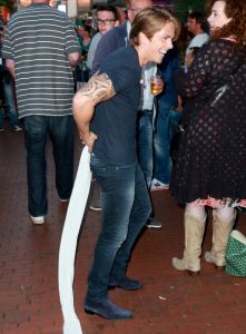 11-06-2014 SHOWBIZZ; TROS MUZIEKFEEST OP HET PLEIN IN AMSTELVEEN. Het was een grote verrassing voor iedereen dat JOHNNY DE MOL JR. kwam optreden met Jan Smit. Johnny kreeg van Jan na het optreden een Gouden Award uitgereikt voor hun gezamenlijk WK hit.
foto: Albert den Iseger