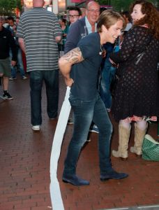11-06-2014 SHOWBIZZ; TROS MUZIEKFEEST OP HET PLEIN IN AMSTELVEEN. Het was een grote verrassing voor iedereen dat JOHNNY DE MOL JR. kwam optreden met Jan Smit. Johnny kreeg van Jan na het optreden een Gouden Award uitgereikt voor hun gezamenlijk WK hit.
foto: Albert den Iseger