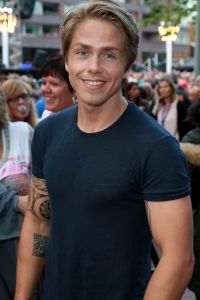 11-06-2014 SHOWBIZZ; TROS MUZIEKFEEST OP HET PLEIN IN AMSTELVEEN. Het was een grote verrassing voor iedereen dat JOHNNY DE MOL JR. kwam optreden met Jan Smit. Johnny kreeg van Jan na het optreden een Gouden Award uitgereikt voor hun gezamenlijk WK hit.
foto: Albert den Iseger