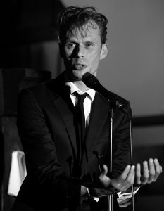 02-06-2014 SHOWBIZZ; FILIP JORDENS SINGS JACQUES BREL IN BERGENSE PILAREN. Precies 50 jaar nadat JACQUES BREL een furieus concert gaf in de BERGENSE PILAREN was het nu de beurt aan zijn vertolker FILIP JORDENS uit Belgie. Onder de noemer BON FROMAGE speelt Filip hetzelfde programma als BREL deed 50 jaar geleden.
foto: Albert den Iseger