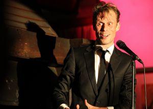 02-06-2014 SHOWBIZZ; FILIP JORDENS SINGS JACQUES BREL IN BERGENSE PILAREN. Precies 50 jaar nadat JACQUES BREL een furieus concert gaf in de BERGENSE PILAREN was het nu de beurt aan zijn vertolker FILIP JORDENS uit Belgie. Onder de noemer BON FROMAGE speelt Filip hetzelfde programma als BREL deed 50 jaar geleden.
foto: Albert den Iseger