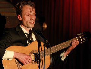 02-06-2014 SHOWBIZZ; FILIP JORDENS SINGS JACQUES BREL IN BERGENSE PILAREN. Precies 50 jaar nadat JACQUES BREL een furieus concert gaf in de BERGENSE PILAREN was het nu de beurt aan zijn vertolker FILIP JORDENS uit Belgie. Onder de noemer BON FROMAGE speelt Filip hetzelfde programma als BREL deed 50 jaar geleden.
foto: Albert den Iseger