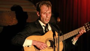 02-06-2014 SHOWBIZZ; FILIP JORDENS SINGS JACQUES BREL IN BERGENSE PILAREN. Precies 50 jaar nadat JACQUES BREL een furieus concert gaf in de BERGENSE PILAREN was het nu de beurt aan zijn vertolker FILIP JORDENS uit Belgie. Onder de noemer BON FROMAGE speelt Filip hetzelfde programma als BREL deed 50 jaar geleden.
foto: Albert den Iseger