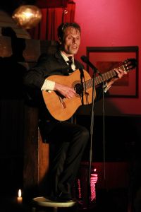 02-06-2014 SHOWBIZZ; FILIP JORDENS SINGS JACQUES BREL IN BERGENSE PILAREN. Precies 50 jaar nadat JACQUES BREL een furieus concert gaf in de BERGENSE PILAREN was het nu de beurt aan zijn vertolker FILIP JORDENS uit Belgie. Onder de noemer BON FROMAGE speelt Filip hetzelfde programma als BREL deed 50 jaar geleden.
foto: Albert den Iseger