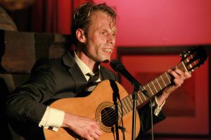 02-06-2014 SHOWBIZZ; FILIP JORDENS SINGS JACQUES BREL IN BERGENSE PILAREN. Precies 50 jaar nadat JACQUES BREL een furieus concert gaf in de BERGENSE PILAREN was het nu de beurt aan zijn vertolker FILIP JORDENS uit Belgie. Onder de noemer BON FROMAGE speelt Filip hetzelfde programma als BREL deed 50 jaar geleden.
foto: Albert den Iseger