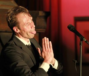 02-06-2014 SHOWBIZZ; FILIP JORDENS SINGS JACQUES BREL IN BERGENSE PILAREN. Precies 50 jaar nadat JACQUES BREL een furieus concert gaf in de BERGENSE PILAREN was het nu de beurt aan zijn vertolker FILIP JORDENS uit Belgie. Onder de noemer BON FROMAGE speelt Filip hetzelfde programma als BREL deed 50 jaar geleden.
foto: Albert den Iseger