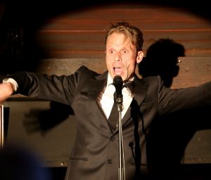 02-06-2014 SHOWBIZZ; FILIP JORDENS SINGS JACQUES BREL IN BERGENSE PILAREN. Precies 50 jaar nadat JACQUES BREL een furieus concert gaf in de BERGENSE PILAREN was het nu de beurt aan zijn vertolker FILIP JORDENS uit Belgie. Onder de noemer BON FROMAGE speelt Filip hetzelfde programma als BREL deed 50 jaar geleden.
foto: Albert den Iseger