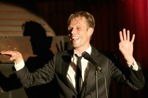 02-06-2014 SHOWBIZZ; FILIP JORDENS SINGS JACQUES BREL IN BERGENSE PILAREN. Precies 50 jaar nadat JACQUES BREL een furieus concert gaf in de BERGENSE PILAREN was het nu de beurt aan zijn vertolker FILIP JORDENS uit Belgie. Onder de noemer BON FROMAGE speelt Filip hetzelfde programma als BREL deed 50 jaar geleden.
foto: Albert den Iseger