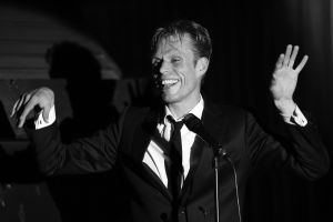 02-06-2014 SHOWBIZZ; FILIP JORDENS SINGS JACQUES BREL IN BERGENSE PILAREN. Precies 50 jaar nadat JACQUES BREL een furieus concert gaf in de BERGENSE PILAREN was het nu de beurt aan zijn vertolker FILIP JORDENS uit Belgie. Onder de noemer BON FROMAGE speelt Filip hetzelfde programma als BREL deed 50 jaar geleden.
foto: Albert den Iseger