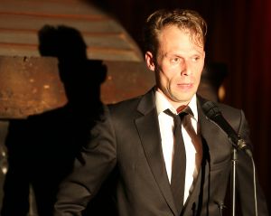 02-06-2014 SHOWBIZZ; FILIP JORDENS SINGS JACQUES BREL IN BERGENSE PILAREN. Precies 50 jaar nadat JACQUES BREL een furieus concert gaf in de BERGENSE PILAREN was het nu de beurt aan zijn vertolker FILIP JORDENS uit Belgie. Onder de noemer BON FROMAGE speelt Filip hetzelfde programma als BREL deed 50 jaar geleden.
foto: Albert den Iseger