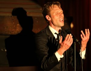 02-06-2014 SHOWBIZZ; FILIP JORDENS SINGS JACQUES BREL IN BERGENSE PILAREN. Precies 50 jaar nadat JACQUES BREL een furieus concert gaf in de BERGENSE PILAREN was het nu de beurt aan zijn vertolker FILIP JORDENS uit Belgie. Onder de noemer BON FROMAGE speelt Filip hetzelfde programma als BREL deed 50 jaar geleden.
foto: Albert den Iseger