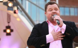 11-06-2014 SHOWBIZZ; TROS MUZIEKFEEST OP HET PLEIN IN AMSTELVEEN. Het was een grote verrassing voor iedereen dat JOHNNY DE MOL JR. kwam optreden met Jan Smit. Johnny kreeg van Jan na het optreden een Gouden Award uitgereikt voor hun gezamenlijk WK hit.
foto: Albert den Iseger