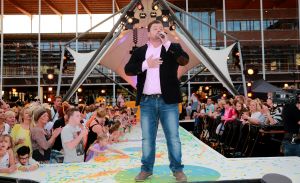 11-06-2014 SHOWBIZZ; TROS MUZIEKFEEST OP HET PLEIN IN AMSTELVEEN. Het was een grote verrassing voor iedereen dat JOHNNY DE MOL JR. kwam optreden met Jan Smit. Johnny kreeg van Jan na het optreden een Gouden Award uitgereikt voor hun gezamenlijk WK hit.
foto: Albert den Iseger
