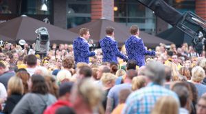11-06-2014 SHOWBIZZ; TROS MUZIEKFEEST OP HET PLEIN IN AMSTELVEEN. Het was een grote verrassing voor iedereen dat JOHNNY DE MOL JR. kwam optreden met Jan Smit. Johnny kreeg van Jan na het optreden een Gouden Award uitgereikt voor hun gezamenlijk WK hit.
foto: Albert den Iseger