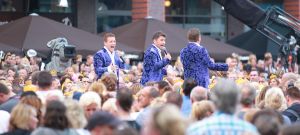 11-06-2014 SHOWBIZZ; TROS MUZIEKFEEST OP HET PLEIN IN AMSTELVEEN. Het was een grote verrassing voor iedereen dat JOHNNY DE MOL JR. kwam optreden met Jan Smit. Johnny kreeg van Jan na het optreden een Gouden Award uitgereikt voor hun gezamenlijk WK hit.
foto: Albert den Iseger