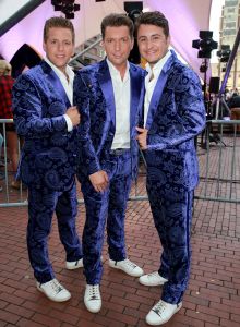 11-06-2014 SHOWBIZZ; TROS MUZIEKFEEST OP HET PLEIN IN AMSTELVEEN. Het was een grote verrassing voor iedereen dat JOHNNY DE MOL JR. kwam optreden met Jan Smit. Johnny kreeg van Jan na het optreden een Gouden Award uitgereikt voor hun gezamenlijk WK hit.
foto: Albert den Iseger