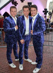 11-06-2014 SHOWBIZZ; TROS MUZIEKFEEST OP HET PLEIN IN AMSTELVEEN. Het was een grote verrassing voor iedereen dat JOHNNY DE MOL JR. kwam optreden met Jan Smit. Johnny kreeg van Jan na het optreden een Gouden Award uitgereikt voor hun gezamenlijk WK hit.
foto: Albert den Iseger