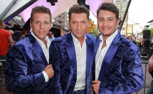 11-06-2014 SHOWBIZZ; TROS MUZIEKFEEST OP HET PLEIN IN AMSTELVEEN. Het was een grote verrassing voor iedereen dat JOHNNY DE MOL JR. kwam optreden met Jan Smit. Johnny kreeg van Jan na het optreden een Gouden Award uitgereikt voor hun gezamenlijk WK hit.
foto: Albert den Iseger