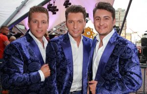 11-06-2014 SHOWBIZZ; TROS MUZIEKFEEST OP HET PLEIN IN AMSTELVEEN. Het was een grote verrassing voor iedereen dat JOHNNY DE MOL JR. kwam optreden met Jan Smit. Johnny kreeg van Jan na het optreden een Gouden Award uitgereikt voor hun gezamenlijk WK hit.
foto: Albert den Iseger