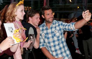 11-06-2014 SHOWBIZZ; TROS MUZIEKFEEST OP HET PLEIN IN AMSTELVEEN. Het was een grote verrassing voor iedereen dat JOHNNY DE MOL JR. kwam optreden met Jan Smit. Johnny kreeg van Jan na het optreden een Gouden Award uitgereikt voor hun gezamenlijk WK hit.
foto: Albert den Iseger