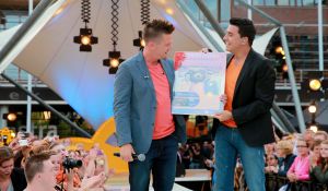 11-06-2014 SHOWBIZZ; TROS MUZIEKFEEST OP HET PLEIN IN AMSTELVEEN. Het was een grote verrassing voor iedereen dat JOHNNY DE MOL JR. kwam optreden met Jan Smit. Johnny kreeg van Jan na het optreden een Gouden Award uitgereikt voor hun gezamenlijk WK hit.
foto: Albert den Iseger