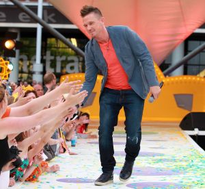11-06-2014 SHOWBIZZ; TROS MUZIEKFEEST OP HET PLEIN IN AMSTELVEEN. Het was een grote verrassing voor iedereen dat JOHNNY DE MOL JR. kwam optreden met Jan Smit. Johnny kreeg van Jan na het optreden een Gouden Award uitgereikt voor hun gezamenlijk WK hit.
foto: Albert den Iseger