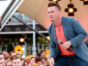 11-06-2014 SHOWBIZZ; TROS MUZIEKFEEST OP HET PLEIN IN AMSTELVEEN. Het was een grote verrassing voor iedereen dat JOHNNY DE MOL JR. kwam optreden met Jan Smit. Johnny kreeg van Jan na het optreden een Gouden Award uitgereikt voor hun gezamenlijk WK hit.
foto: Albert den Iseger