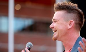 11-06-2014 SHOWBIZZ; TROS MUZIEKFEEST OP HET PLEIN IN AMSTELVEEN. Het was een grote verrassing voor iedereen dat JOHNNY DE MOL JR. kwam optreden met Jan Smit. Johnny kreeg van Jan na het optreden een Gouden Award uitgereikt voor hun gezamenlijk WK hit.
foto: Albert den Iseger
