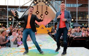 11-06-2014 SHOWBIZZ; TROS MUZIEKFEEST OP HET PLEIN IN AMSTELVEEN. Het was een grote verrassing voor iedereen dat JOHNNY DE MOL JR. kwam optreden met Jan Smit. Johnny kreeg van Jan na het optreden een Gouden Award uitgereikt voor hun gezamenlijk WK hit.
foto: Albert den Iseger