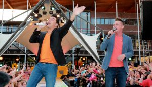 11-06-2014 SHOWBIZZ; TROS MUZIEKFEEST OP HET PLEIN IN AMSTELVEEN. Het was een grote verrassing voor iedereen dat JOHNNY DE MOL JR. kwam optreden met Jan Smit. Johnny kreeg van Jan na het optreden een Gouden Award uitgereikt voor hun gezamenlijk WK hit.
foto: Albert den Iseger
