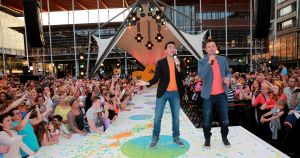 11-06-2014 SHOWBIZZ; TROS MUZIEKFEEST OP HET PLEIN IN AMSTELVEEN. Het was een grote verrassing voor iedereen dat JOHNNY DE MOL JR. kwam optreden met Jan Smit. Johnny kreeg van Jan na het optreden een Gouden Award uitgereikt voor hun gezamenlijk WK hit.
foto: Albert den Iseger