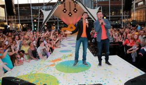 11-06-2014 SHOWBIZZ; TROS MUZIEKFEEST OP HET PLEIN IN AMSTELVEEN. Het was een grote verrassing voor iedereen dat JOHNNY DE MOL JR. kwam optreden met Jan Smit. Johnny kreeg van Jan na het optreden een Gouden Award uitgereikt voor hun gezamenlijk WK hit.
foto: Albert den Iseger
