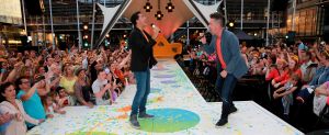 11-06-2014 SHOWBIZZ; TROS MUZIEKFEEST OP HET PLEIN IN AMSTELVEEN. Het was een grote verrassing voor iedereen dat JOHNNY DE MOL JR. kwam optreden met Jan Smit. Johnny kreeg van Jan na het optreden een Gouden Award uitgereikt voor hun gezamenlijk WK hit.
foto: Albert den Iseger