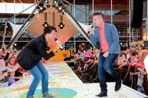 11-06-2014 SHOWBIZZ; TROS MUZIEKFEEST OP HET PLEIN IN AMSTELVEEN. Het was een grote verrassing voor iedereen dat JOHNNY DE MOL JR. kwam optreden met Jan Smit. Johnny kreeg van Jan na het optreden een Gouden Award uitgereikt voor hun gezamenlijk WK hit.
foto: Albert den Iseger