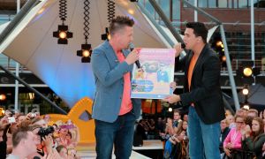 11-06-2014 SHOWBIZZ; TROS MUZIEKFEEST OP HET PLEIN IN AMSTELVEEN. Het was een grote verrassing voor iedereen dat JOHNNY DE MOL JR. kwam optreden met Jan Smit. Johnny kreeg van Jan na het optreden een Gouden Award uitgereikt voor hun gezamenlijk WK hit.
foto: Albert den Iseger