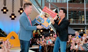11-06-2014 SHOWBIZZ; TROS MUZIEKFEEST OP HET PLEIN IN AMSTELVEEN. Het was een grote verrassing voor iedereen dat JOHNNY DE MOL JR. kwam optreden met Jan Smit. Johnny kreeg van Jan na het optreden een Gouden Award uitgereikt voor hun gezamenlijk WK hit.
foto: Albert den Iseger